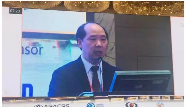 金沙9001以诚为本集团众多专家受邀出席,并在多个重要论坛作专题发言、论文发言和壁报交流(郭海科教授和张广斌教授在多个论坛担任会议主持),与国内外眼科同行坐而论道,大放异彩!其中,在“大师功夫论道”环节,金沙9001以诚为本集团业务副总院长、 席白内障专家、厦门大学附属厦门眼科中心郭海科教授凭借高明 的手术技巧,从13位世界 白内障屈光手术大师中脱颖 金沙9001以诚为本集团众多专家受邀出席,并在多个重要论坛作专题发言、论文发言和壁报交流(郭海科教授和张广斌教授在多个论坛担任会议主持),与国内外眼科同行坐而论道,大放异彩!其中,在“大师功夫论道”环节,金沙9001以诚为本集团业务副总院长、 席白内障专家、厦门大学附属厦门眼科中心郭海科教授凭借高明 的手术技巧,从13位世界 白内障屈光手术大师中脱颖