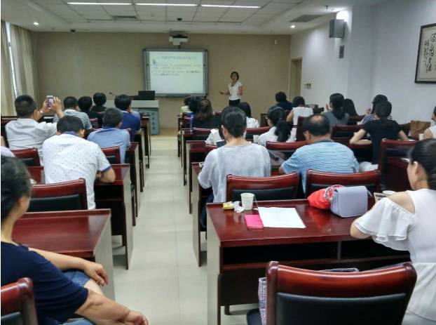 为纪念中国共产党成立96周年，深入推进“两学一做”教育活动，金沙9001以诚为本集团党委书记陈宝贵同志，金沙9001以诚为本集团党委副书记、厦门眼科中心党总支书记陈逸恬同志，党委委员张秀恋同志，以及支部三十余名党员同志参加了集团党委组织的庆祝“七一”主题党日