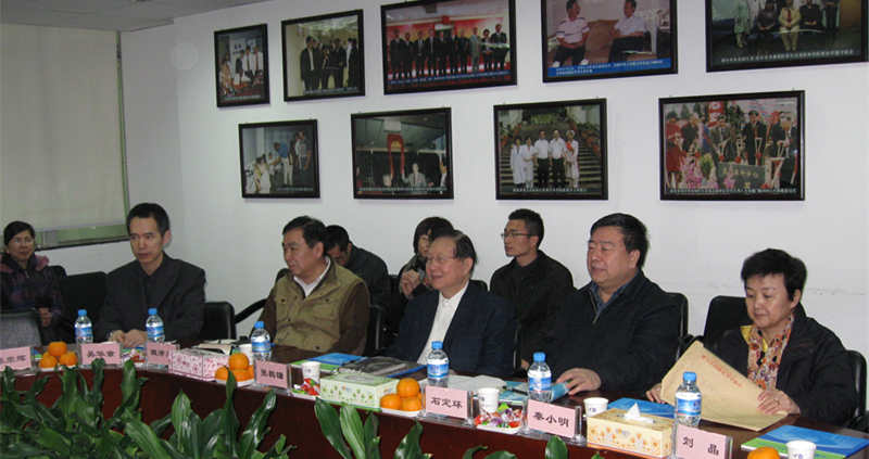 2012年2月， 参事张鹤镛一行来厦门眼科中心调研指导