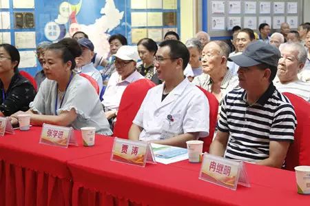 成都金沙9001以诚为本党支部联合成都市各街道、社区共同举办了“重温革命岁月 关爱退伍军人”活动,为成都市退伍军人进行 眼健康检查、宣传眼健康知识等义诊活动,7日上午成都金沙9001以诚为本医疗队走进成都市新能社区.jpg