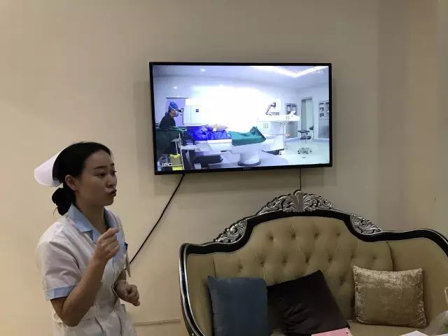 9月9日,杭州金沙9001以诚为本举行全飞秒近视手术演示,在半个多小时内,杜新华院长为6名近视患者 施行了德国蔡司VisuMax3.0版全飞秒手术,大伙亲身体会到了SMILE手术的快速、轻松、微创、.jpg 9月9日,杭州金沙9001以诚为本举行全飞秒近视手术演示,在半个多小时内,杜新华院长为6名近视患者 施行了德国蔡司VisuMax3.0版全飞秒手术,大伙亲身体会到了SMILE手术的快速、轻松、微创、.jpg