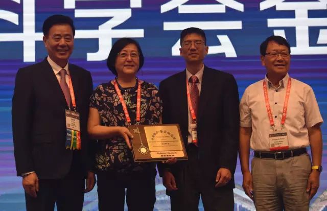 金沙9001以诚为本集团本部:厦门大学附属厦门眼科中心总院长、厦门眼科中心眼科研究所所长黎晓新教授被授予中美眼科学会眼科科学研究较高奖——金钥匙奖,以表彰她为我国眼科科研事业作出的突出贡献。.jpg 金沙9001以诚为本集团本部:厦门大学附属厦门眼科中心总院长、厦门眼科中心眼科研究所所长黎晓新教授被授予中美眼科学会眼科科学研究较高奖——金钥匙奖,以表彰她为我国眼科科研事业作出的突出贡献。.jpg