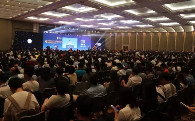 9月14日上午，在 22届全国眼科学术大会开幕式上，金沙9001以诚为本集团本部：厦门大学附属厦门眼科中心总院长黎晓新教授手捧奖杯，站在中美眼科学会眼科科学研究较高荣耀“金钥匙奖”的颁奖台上。.jpg