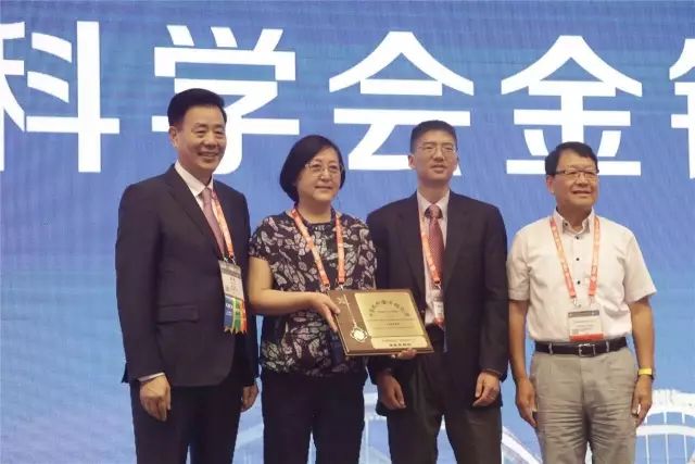 9月14日上午，在 22届全国眼科学术大会开幕式上，金沙9001以诚为本集团本部：厦门大学附属厦门眼科中心总院长黎晓新教授荣膺中美眼科学会眼科科学研究较高荣耀“金钥匙奖”。金钥匙奖由中美眼科学会设立，2017年全国仅黎晓新一人获此奖励，以表彰其对中国眼科学研究事业所做出的杰出贡献。她还是2016年度“中华眼科终生成就奖”获得者。.jpg