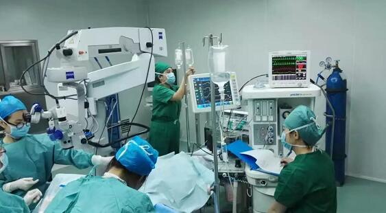 由于角膜上没有血管,得以“免疫赦免”, 角膜供体是健康的,角膜移植的 率相当高。2012年4月,厦门眼科中心眼库与斯里兰卡环球眼库达成合作协议,并与各国眼库保持联系,实现了国内、环球角膜资源共享。角膜资源相对丰富,为更多需要角膜移植手术的患者.jpg 由于角膜上没有血管,得以“免疫赦免”, 角膜供体是健康的,角膜移植的 率相当高。2012年4月,厦门眼科中心眼库与斯里兰卡环球眼库达成合作协议,并与各国眼库保持联系,实现了国内、环球角膜资源共享。角膜资源相对丰富,为更多需要角膜移植手术的患者.jpg