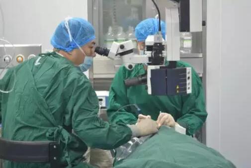 9月29日，一名先天性右眼角巩膜皮样瘤患者在重庆金沙9001以诚为本进行角膜移植医治。22小时的等待，2小时的手术，患者顺利通过皮样瘤切除术+板层角膜移植术重获美丽。.jpg