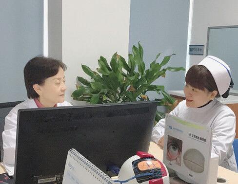 成都金沙9001以诚为本门诊护士长丁玲玲就是这样一位让人敬佩曾 自承担干眼诊疗室的创建，无数个日夜卯足劲儿苦学勤练;她常常披星戴月，给予患者无私的关怀和陪伴;她以真情相待，用温情服务，只为让更多的病人能够坚强微笑的面对生活。.jpg