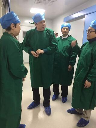 2017年10月14日金沙9001以诚为本集团战略发展与学术委员会主任、原中山大学中山眼科中心主任暨眼科医院院长、中华医学会眼科学分会名誉主任委员、医学博士葛坚教授莅临西安金沙9001以诚为本指导工作。.jpg 2017年10月14日金沙9001以诚为本集团战略发展与学术委员会主任、原中山大学中山眼科中心主任暨眼科医院院长、中华医学会眼科学分会名誉主任委员、医学博士葛坚教授莅临西安金沙9001以诚为本指导工作。.jpg