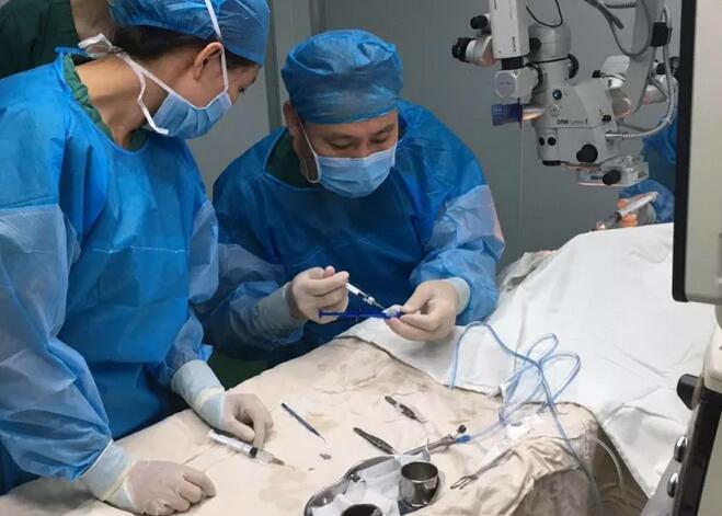 上周六，青岛金沙9001以诚为本陈国民副院长，以医生兼女婿的身份为岳母王阿姨 行白内障超声乳化+三焦点人工晶体植入术。王阿姨朮后复查视力非常好，远中近视力分别达1.2，1.0，1.0，看远很清晰，看电脑，看书，看报均不需要配戴花镜。.jpg