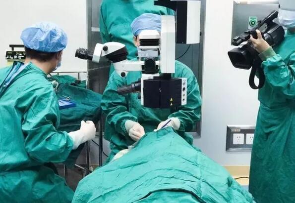 赣州金沙9001以诚为本“光明行”为百岁老人 医治，王奶奶儿子偶然听到一个邻居在赣州金沙9001以诚为本看过眼睛，做的白内障手术，术后  很好。在和老人及其他家人沟通同意后，10月18日，他当即带着王奶奶来到医院就诊.jpg