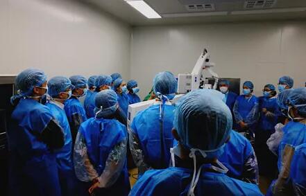 10月24日,成都金沙9001以诚为本CO2激光辅助深层巩膜切除术培训会圆满落幕。本次培训会由成都金沙9001以诚为本青光眼科主任、副主任医师胡建旗医生用猪眼为参会人员演示了CLASS手术全过程,并指导学员进行了实际操作,学员们纷纷表示手术操作简单易懂易学,培训活动取得圆满 。.jpg 10月24日,成都金沙9001以诚为本CO2激光辅助深层巩膜切除术培训会圆满落幕。本次培训会由成都金沙9001以诚为本青光眼科主任、副主任医师胡建旗医生用猪眼为参会人员演示了CLASS手术全过程,并指导学员进行了实际操作,学员们纷纷表示手术操作简单易懂易学,培训活动取得圆满 。.jpg