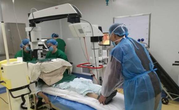 10月25日,东莞金沙9001以诚为本完成一 白内障手术,年逾七旬的高大爷,已有十几年的糖尿病史,还有9年重度的帕金森病史。更不幸的是近期又爆发出了急性青光眼,视力急速下降,使得高大爷的情绪焦虑、抑郁.jpg 10月25日,东莞金沙9001以诚为本完成一 白内障手术,年逾七旬的高大爷,已有十几年的糖尿病史,还有9年重度的帕金森病史。更不幸的是近期又爆发出了急性青光眼,视力急速下降,使得高大爷的情绪焦虑、抑郁.jpg