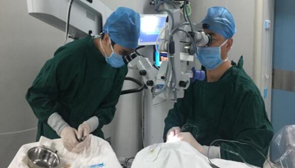 10月29日,一位职业性白内障男子,在厦门眼科中心手术后 复明。值得一提的,不少人对于其从事职业会导致的“职业性白内障”并不在意,但根据厦门眼科中心白内障专科陈伟主任介绍,在接诊中,职业性白内障并不少见,对于这些行业从业人员如何做好眼病防护,也进行了详细的介绍。2.jpg 10月29日,一位职业性白内障男子,在厦门眼科中心手术后 复明。值得一提的,不少人对于其从事职业会导致的“职业性白内障”并不在意,但根据厦门眼科中心白内障专科陈伟主任介绍,在接诊中,职业性白内障并不少见,对于这些行业从业人员如何做好眼病防护,也进行了详细的介绍。2.jpg