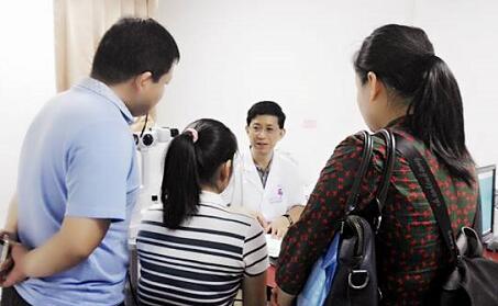 自厦门眼科中心开设遗传眼病门诊以来,全国各地前来寻求世界眼遗传病基因医治 专家 教授帮助的患者,络绎不绝。 教授表示,遗传性眼病种类繁多,致病原因比较复杂,可能是单纯的一种遗传因素引起的,也可能是多种遗传因素引起的,还可能和环境因素有关,传统的方法难以 。而当下的基因检测诊疗技术,有可能通过基因检测找到致病的突变基因,并有望对某些由单一基因突变造成的疾病在将来进行基因医治。3.jpg 自厦门眼科中心开设遗传眼病门诊以来,全国各地前来寻求世界眼遗传病基因医治 专家 教授帮助的患者,络绎不绝。 教授表示,遗传性眼病种类繁多,致病原因比较复杂,可能是单纯的一种遗传因素引起的,也可能是多种遗传因素引起的,还可能和环境因素有关,传统的方法难以 。而当下的基因检测诊疗技术,有可能通过基因检测找到致病的突变基因,并有望对某些由单一基因突变造成的疾病在将来进行基因医治。3.jpg