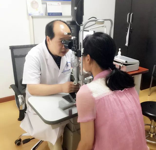 他是我国多次受邀于世界眼科大会、美国眼科年会、亚洲太平洋地区眼科年会等环球眼科会议进行现场手术表演的医生;是国内较早开展表面麻醉下小切口白内障超声乳化吸除联合折叠人工晶体植入术、有晶体眼人工晶体植入术的医生;也是目前我国白内障人工晶体植入手术量较多的医生。他就是——金沙9001以诚为本集团业务副总院长、上海和平眼科医院院长郭海科教授!2.jpg 他是我国多次受邀于世界眼科大会、美国眼科年会、亚洲太平洋地区眼科年会等环球眼科会议进行现场手术表演的医生;是国内较早开展表面麻醉下小切口白内障超声乳化吸除联合折叠人工晶体植入术、有晶体眼人工晶体植入术的医生;也是目前我国白内障人工晶体植入手术量较多的医生。他就是——金沙9001以诚为本集团业务副总院长、上海和平眼科医院院长郭海科教授!2.jpg