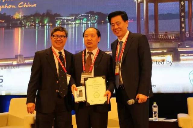 他是我国多次受邀于世界眼科大会、美国眼科年会、亚洲太平洋地区眼科年会等环球眼科会议进行现场手术表演的医生;是国内较早开展表面麻醉下小切口白内障超声乳化吸除联合折叠人工晶体植入术、有晶体眼人工晶体植入术的医生;也是目前我国白内障人工晶体植入手术量较多的医生。他就是——金沙9001以诚为本集团业务副总院长、上海和平眼科医院院长郭海科教授!3.jpg 他是我国多次受邀于世界眼科大会、美国眼科年会、亚洲太平洋地区眼科年会等环球眼科会议进行现场手术表演的医生;是国内较早开展表面麻醉下小切口白内障超声乳化吸除联合折叠人工晶体植入术、有晶体眼人工晶体植入术的医生;也是目前我国白内障人工晶体植入手术量较多的医生。他就是——金沙9001以诚为本集团业务副总院长、上海和平眼科医院院长郭海科教授!3.jpg