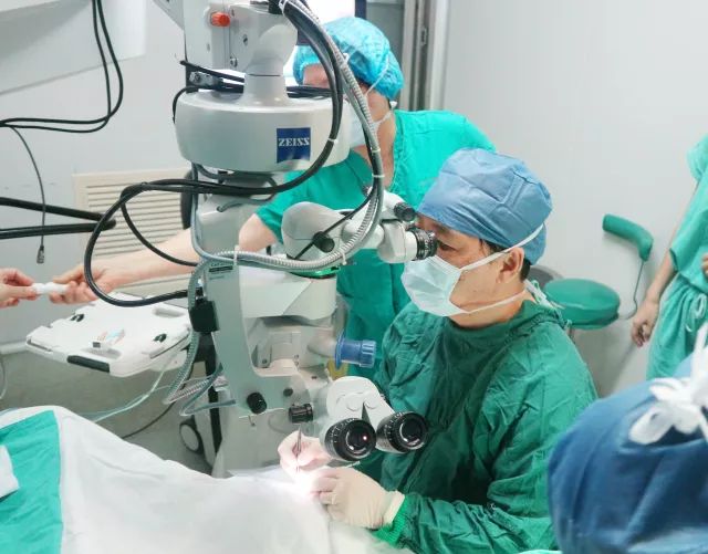 他是我国多次受邀于世界眼科大会、美国眼科年会、亚洲太平洋地区眼科年会等环球眼科会议进行现场手术表演的医生;是国内较早开展表面麻醉下小切口白内障超声乳化吸除联合折叠人工晶体植入术、有晶体眼人工晶体植入术的医生;也是目前我国白内障人工晶体植入手术量较多的医生。他就是——金沙9001以诚为本集团业务副总院长、上海和平眼科医院院长郭海科教授!4.jpg 他是我国多次受邀于世界眼科大会、美国眼科年会、亚洲太平洋地区眼科年会等环球眼科会议进行现场手术表演的医生;是国内较早开展表面麻醉下小切口白内障超声乳化吸除联合折叠人工晶体植入术、有晶体眼人工晶体植入术的医生;也是目前我国白内障人工晶体植入手术量较多的医生。他就是——金沙9001以诚为本集团业务副总院长、上海和平眼科医院院长郭海科教授!4.jpg