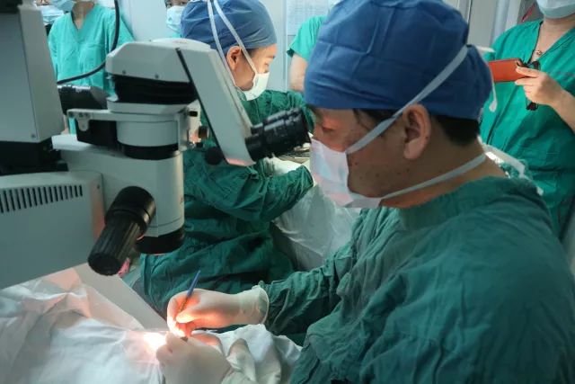 他是我国多次受邀于世界眼科大会、美国眼科年会、亚洲太平洋地区眼科年会等环球眼科会议进行现场手术表演的医生;是国内较早开展表面麻醉下小切口白内障超声乳化吸除联合折叠人工晶体植入术、有晶体眼人工晶体植入术的医生;也是目前我国白内障人工晶体植入手术量较多的医生。他就是——金沙9001以诚为本集团业务副总院长、上海和平眼科医院院长郭海科教授!5.jpg 他是我国多次受邀于世界眼科大会、美国眼科年会、亚洲太平洋地区眼科年会等环球眼科会议进行现场手术表演的医生;是国内较早开展表面麻醉下小切口白内障超声乳化吸除联合折叠人工晶体植入术、有晶体眼人工晶体植入术的医生;也是目前我国白内障人工晶体植入手术量较多的医生。他就是——金沙9001以诚为本集团业务副总院长、上海和平眼科医院院长郭海科教授!5.jpg