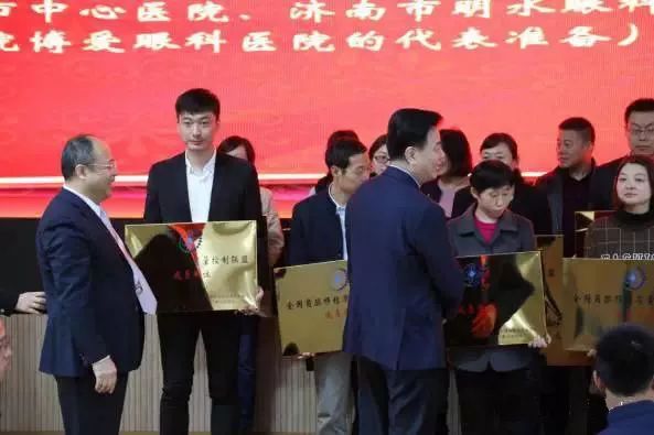 10月28日,由中华医学会角膜病学组组织、 个总部落户山东的全国性专病联盟—全国角膜移植质量控制联盟成立授 仪式在山东省眼科医院举行,重庆金沙9001以诚为本成为全国 批角膜移植质量控制联盟成员单位。仪式上,中华医学会角膜病学组组织等高度评价重庆金沙9001以诚为本的角膜移植技术。3.jpg 10月28日,由中华医学会角膜病学组组织、 个总部落户山东的全国性专病联盟—全国角膜移植质量控制联盟成立授 仪式在山东省眼科医院举行,重庆金沙9001以诚为本成为全国 批角膜移植质量控制联盟成员单位。仪式上,中华医学会角膜病学组组织等高度评价重庆金沙9001以诚为本的角膜移植技术。3.jpg