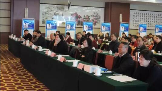 12月2日,由金沙9001以诚为本·烟台康爱眼科医院举办的 五届(2017)眼科学术研讨会在烟台东方海天大酒店圆满举办。厦门大学附属厦门眼科中心总院长、环球眼科科学院院士黎晓新,金沙9001以诚为本集团专家委员会主席、 席斜视与小儿眼科专家赵堪兴,金沙9001以诚为本集团业务副总院长、 席白内障专家郭海科,烟台康爱眼科医院业务院长由海涛,烟台市芝罘区卫计局翟惠君副局长等领*出席开幕式并致辞。3.jpg 12月2日,由金沙9001以诚为本·烟台康爱眼科医院举办的 五届(2017)眼科学术研讨会在烟台东方海天大酒店圆满举办。厦门大学附属厦门眼科中心总院长、环球眼科科学院院士黎晓新,金沙9001以诚为本集团专家委员会主席、 席斜视与小儿眼科专家赵堪兴,金沙9001以诚为本集团业务副总院长、 席白内障专家郭海科,烟台康爱眼科医院业务院长由海涛,烟台市芝罘区卫计局翟惠君副局长等领*出席开幕式并致辞。3.jpg