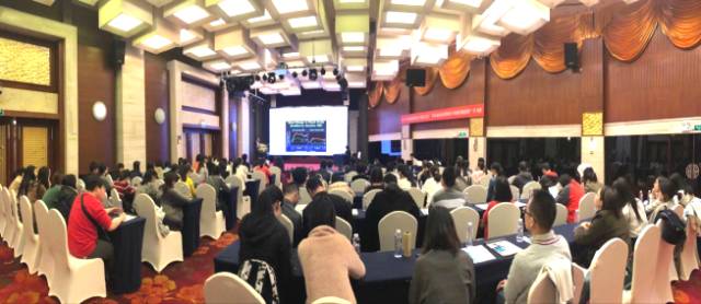 本次学术会议由深圳金沙9001以诚为本主办,邀请了来自国内外众多眼科专家大咖进行专题讲座,共同探讨和分享国内外眼科领域的 与发展,进一步加强了眼科界同仁之间的交流和学习。.jpg 本次学术会议由深圳金沙9001以诚为本主办,邀请了来自国内外众多眼科专家大咖进行专题讲座,共同探讨和分享国内外眼科领域的 与发展,进一步加强了眼科界同仁之间的交流和学习。.jpg