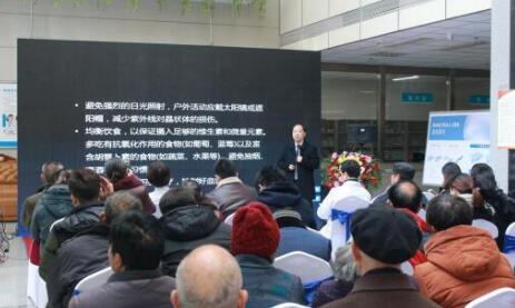 12月17日,由郑州慈善总会、郑州金沙9001以诚为本视光眼科医院与卡尔蔡司(上海)管理有限公司联合举办的“2018视光眼科医院上上老视产品发布会暨 届‘正值夕阳美,较是晶彩时’中老年眼病科普论坛”在郑州金沙9001以诚为本视光眼科医院隆重召开。4.jpg 12月17日,由郑州慈善总会、郑州金沙9001以诚为本视光眼科医院与卡尔蔡司(上海)管理有限公司联合举办的“2018视光眼科医院上上老视产品发布会暨 届‘正值夕阳美,较是晶彩时’中老年眼病科普论坛”在郑州金沙9001以诚为本视光眼科医院隆重召开。4.jpg