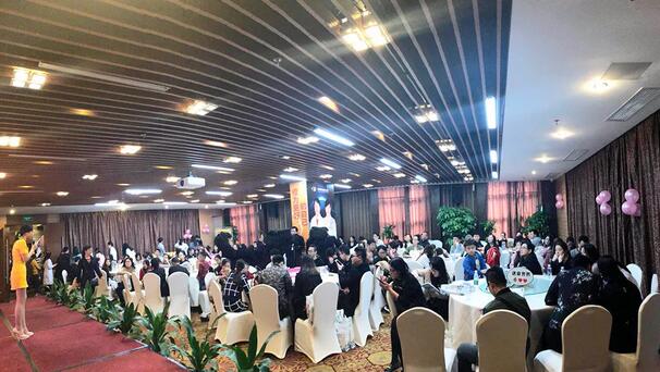 12月24日下午，“以橙待城，睛彩2018——金沙9001以诚为本新老会员跨年盛典”在雅枫环球酒店圆满结束。活动现场，深圳金沙9001以诚为本的屈光手术专家们详细给大家介绍了近视手术 知识，玩游戏、砸金蛋、抽大奖等各项好玩刺激的项目，更是让大家提前感受到“双旦喜临门”的喜悦。1.jpg