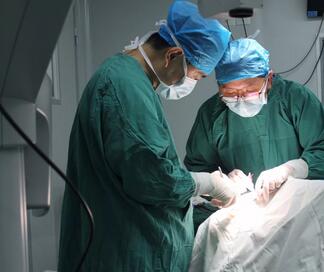 经过多方打听后,晓晓妈知道了福州眼科医院的李谦益主任是医治小儿斜弱视的专家,“孩子也渐渐大了,怕再不做手术就错过医治时机了,问了好多斜视小孩的家长,都跟我推荐了李谦益主任,说他的技术靠谱,我们就来了。”2.jpg 经过多方打听后,晓晓妈知道了福州眼科医院的李谦益主任是医治小儿斜弱视的专家,“孩子也渐渐大了,怕再不做手术就错过医治时机了,问了好多斜视小孩的家长,都跟我推荐了李谦益主任,说他的技术靠谱,我们就来了。”2.jpg