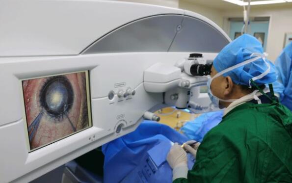 2018年,崔传波教授将迈入自己在屈光手术领域的 二十个念头,他说自己在这一行学习了快二十年了,“屈光 更新换代特别快,我只能不断地探索和学习,做到人有我精,才能在这个领域站稳脚跟5.jpg 2018年,崔传波教授将迈入自己在屈光手术领域的 二十个念头,他说自己在这一行学习了快二十年了,“屈光 更新换代特别快,我只能不断地探索和学习,做到人有我精,才能在这个领域站稳脚跟5.jpg