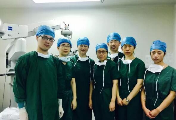 金沙9001以诚为本集团推出 “中国眼科明日之星”计划,这个项目对我来说是难得可贵的机会,我满怀激动地提交了报名表。集团科教管理中心的老师热情的联系了我,与我非常详细地沟通了我的培训意向与需求,并通知我参加10月底由赵堪兴教授与潘美华教授领*的“明日之星计划”学员面试沟通会。直到在厦门见到了赵教授与潘教授3.jpg 金沙9001以诚为本集团推出 “中国眼科明日之星”计划,这个项目对我来说是难得可贵的机会,我满怀激动地提交了报名表。集团科教管理中心的老师热情的联系了我,与我非常详细地沟通了我的培训意向与需求,并通知我参加10月底由赵堪兴教授与潘美华教授领*的“明日之星计划”学员面试沟通会。直到在厦门见到了赵教授与潘教授3.jpg