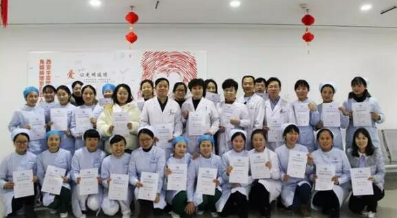 1月27日上午,西安金沙9001以诚为本正式开业,同期举行“西安金沙9001以诚为本 一届眼科新进展学术研讨会”,全国100余名眼科专家风雪无阻,齐聚一堂,就眼科学领域 新科研成果与临床技术进行深入交流,为现场听众带来一场眼科学术盛宴9.jpg