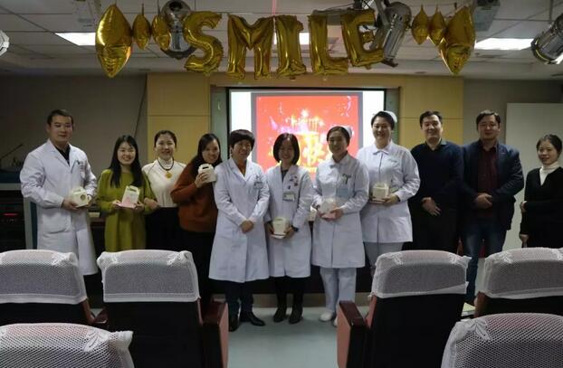 2月1日下午时分,“祝你生日快乐”歌声响彻金沙9001以诚为本二层会议室,这是医院党支部书记侯旭波书记在为本月过生日的员工庆祝生日1.jpg 2月1日下午时分,“祝你生日快乐”歌声响彻金沙9001以诚为本二层会议室,这是医院党支部书记侯旭波书记在为本月过生日的员工庆祝生日1.jpg