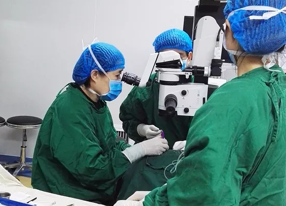 年已七旬的华侨坚叔，患有多年老年性白内障， 近半年视力又急速下降，被诊断为黄斑前膜。春节期间，在金沙9001以诚为本由两位院长联手合作 为坚叔手术。3.png