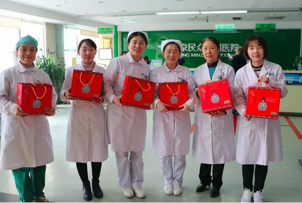 在“女神节”到来之际,金沙9001以诚为本侯旭波院长、杨付合业务院长等院方领*特意到礼品发放点亲切慰问女职工,为她们送上节日的惊喜和祝福。并对她们在工作中付出的辛劳、做出的成绩给予了充分肯定和赞扬,并叮嘱她们立足本职本岗工作,继续以爱心、责任心为全城百姓眼睛健康提供 的医疗服务和人文关怀。1.png 在“女神节”到来之际,金沙9001以诚为本侯旭波院长、杨付合业务院长等院方领*特意到礼品发放点亲切慰问女职工,为她们送上节日的惊喜和祝福。并对她们在工作中付出的辛劳、做出的成绩给予了充分肯定和赞扬,并叮嘱她们立足本职本岗工作,继续以爱心、责任心为全城百姓眼睛健康提供 的医疗服务和人文关怀。1.png