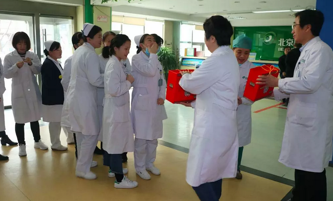 在“女神节”到来之际,金沙9001以诚为本侯旭波院长、杨付合业务院长等院方领*特意到礼品发放点亲切慰问女职工,为她们送上节日的惊喜和祝福。并对她们在工作中付出的辛劳、做出的成绩给予了充分肯定和赞扬,并叮嘱她们立足本职本岗工作,继续以爱心、责任心为全城百姓眼睛健康提供 的医疗服务和人文关怀。2.png 在“女神节”到来之际,金沙9001以诚为本侯旭波院长、杨付合业务院长等院方领*特意到礼品发放点亲切慰问女职工,为她们送上节日的惊喜和祝福。并对她们在工作中付出的辛劳、做出的成绩给予了充分肯定和赞扬,并叮嘱她们立足本职本岗工作,继续以爱心、责任心为全城百姓眼睛健康提供 的医疗服务和人文关怀。2.png