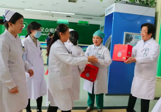 在“女神节”到来之际,金沙9001以诚为本侯旭波院长、杨付合业务院长等院方领*特意到礼品发放点亲切慰问女职工,为她们送上节日的惊喜和祝福。并对她们在工作中付出的辛劳、做出的成绩给予了充分肯定和赞扬,并叮嘱她们立足本职本岗工作,继续以爱心、责任心为全城百姓眼睛健康提供 的医疗服务和人文关怀。3.png 在“女神节”到来之际,金沙9001以诚为本侯旭波院长、杨付合业务院长等院方领*特意到礼品发放点亲切慰问女职工,为她们送上节日的惊喜和祝福。并对她们在工作中付出的辛劳、做出的成绩给予了充分肯定和赞扬,并叮嘱她们立足本职本岗工作,继续以爱心、责任心为全城百姓眼睛健康提供 的医疗服务和人文关怀。3.png