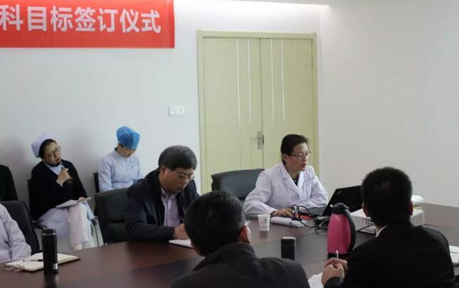 上周,西安金沙9001以诚为本2018年度工作目标签订仪式在医院内三楼学术会议厅隆重举行。厦门大学附属厦门眼科中心执行院长李晓峰博士、西安金沙9001以诚为本总经理郑文胜、西安金沙9001以诚为本王丽丽院长、西安金沙9001以诚为本常务副总张勇、医务部主任朱爱民、斜视与小儿眼科学科带头人张利玲主任、门诊部主任刘武装主任、屈光中心主任陈蒙等医院各学科负责人及部门负责人出席了本次会议3.jpg 上周,西安金沙9001以诚为本2018年度工作目标签订仪式在医院内三楼学术会议厅隆重举行。厦门大学附属厦门眼科中心执行院长李晓峰博士、西安金沙9001以诚为本总经理郑文胜、西安金沙9001以诚为本王丽丽院长、西安金沙9001以诚为本常务副总张勇、医务部主任朱爱民、斜视与小儿眼科学科带头人张利玲主任、门诊部主任刘武装主任、屈光中心主任陈蒙等医院各学科负责人及部门负责人出席了本次会议3.jpg
