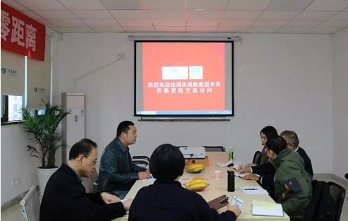 在3月28日法国依视路集团2.5新视代全球副总裁白方华先生一行人访问重庆金沙9001以诚为本时，重庆金沙9001以诚为本总经理张庭胜热情接待依视路集团贵宾一行。本次交流的目的：重庆金沙9001以诚为本和依视路“2.5新视代爱眼大使”健康公益项目希望能一起帮助视力帮助老百姓进行视力 ，提*生活质量，传播爱眼护眼的知识、宣传眼镜对视力 的作用、让更多的人尤其是需要帮助的人群能开始关注呵护自己的眼睛1.jpg