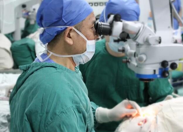 3月31日,厦门眼科中心业务副院长、厦门大学附属厦门眼科中心眼表与角膜病科吴护平教授应邀来到福州眼科医院进行为期一天的手术行程3.jpg 3月31日,厦门眼科中心业务副院长、厦门大学附属厦门眼科中心眼表与角膜病科吴护平教授应邀来到福州眼科医院进行为期一天的手术行程3.jpg