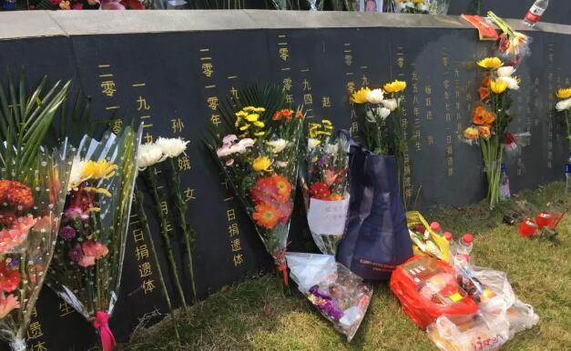 4月4日，厦门大学附属厦门眼科中心在厦门海沧文圃山纪念园里，集体缅怀厦门市遗体、器官、眼角膜捐献者。谢立信院士盛赞厦门眼科中心飞秒激光辅助下深板层角膜内皮移植手术是国内拔萃技术，已成为广大眼科同行学习的榜样2.jpg