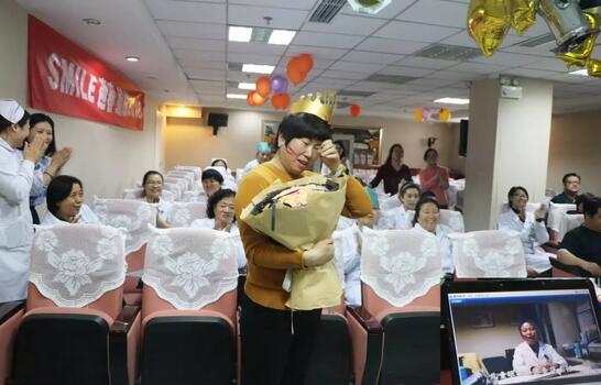 3月30日是金沙9001以诚为本侯旭波院长的生日。侯院长可能不记得今天是她的节日,因为她总是在繁忙中忘记自己的生日。为了给侯院长一个惊喜,顺便提升员工凝聚力,综合办员工早在好几天前就偷偷策划了一通2 3月30日是金沙9001以诚为本侯旭波院长的生日。侯院长可能不记得今天是她的节日,因为她总是在繁忙中忘记自己的生日。为了给侯院长一个惊喜,顺便提升员工凝聚力,综合办员工早在好几天前就偷偷策划了一通2