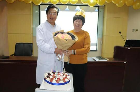 3月30日是金沙9001以诚为本侯旭波院长的生日。侯院长可能不记得今天是她的节日,因为她总是在繁忙中忘记自己的生日。为了给侯院长一个惊喜,顺便提升员工凝聚力,综合办员工早在好几天前就偷偷策划了一通4 3月30日是金沙9001以诚为本侯旭波院长的生日。侯院长可能不记得今天是她的节日,因为她总是在繁忙中忘记自己的生日。为了给侯院长一个惊喜,顺便提升员工凝聚力,综合办员工早在好几天前就偷偷策划了一通4