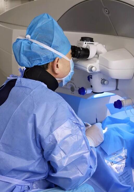 王女士决定通过手术来摘掉眼镜,有人推荐了临沂眼科医院的崔传波教授,崔教授有多年的屈光工作经验,手术经验丰富,身边也有朋友经由崔教授主刀摘镜,谈起手术感受,他们都是对崔教授的技术竖起了大拇指。得知这些王女士便千里迢迢从济南奔赴到临沂眼科医院,为崔教授而来。3.jpg 王女士决定通过手术来摘掉眼镜,有人推荐了临沂眼科医院的崔传波教授,崔教授有多年的屈光工作经验,手术经验丰富,身边也有朋友经由崔教授主刀摘镜,谈起手术感受,他们都是对崔教授的技术竖起了大拇指。得知这些王女士便千里迢迢从济南奔赴到临沂眼科医院,为崔教授而来。3.jpg