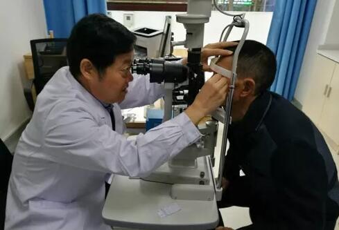 市民谢女士，左眼患白内障拖延就医，突然眼疼，头疼，恶心，近期也通过西安金沙9001以诚为本防盲致盲救助车接送至西安金沙9001以诚为本就诊，刘武装主任在检查时发现，谢女士是由于白内障膨胀继发了青光眼， 后做了白内障青光眼联合手术，但由于青光眼发作导致了视神经萎缩，视力 终只 到0.32.jpg