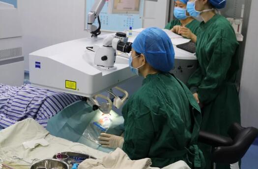 重庆金沙9001以诚为本屈光手术中心职红主任进行详细解答。长期佩戴隐形眼镜 不影响摘镜手术“不正确配戴隐形眼镜,会对眼睛造成一定的伤害,但是不会影响做近视手术, 通过严格的22项术前检查,就能接受适合自己的摘镜手术2.jpg 重庆金沙9001以诚为本屈光手术中心职红主任进行详细解答。长期佩戴隐形眼镜 不影响摘镜手术“不正确配戴隐形眼镜,会对眼睛造成一定的伤害,但是不会影响做近视手术, 通过严格的22项术前检查,就能接受适合自己的摘镜手术2.jpg