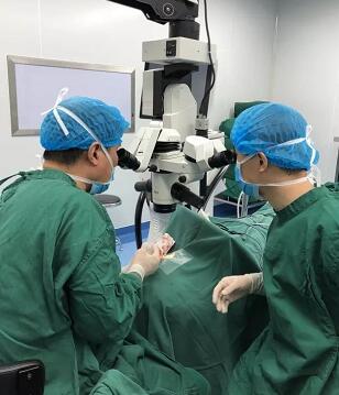 陈女士得知国内出名角膜病专家、原西南眼科医院副院长 教授现在重庆金沙9001以诚为本担任院长，医院有角膜供体资源，怀着 后的光明期待来到了重庆金沙9001以诚为本3.jpg