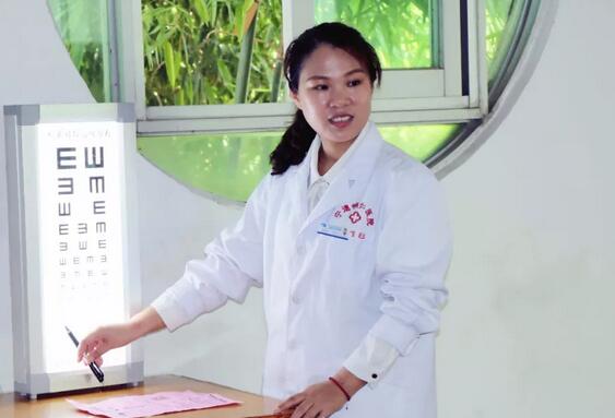 4月24日,为期3天的宁德明仁眼科医院“青少年近视防控校园行”来到宁德漳湾小学,为该校800多名学生进行了视力普查,同时普及了健康用眼知识,获得广泛好评2.jpg 4月24日,为期3天的宁德明仁眼科医院“青少年近视防控校园行”来到宁德漳湾小学,为该校800多名学生进行了视力普查,同时普及了健康用眼知识,获得广泛好评2.jpg