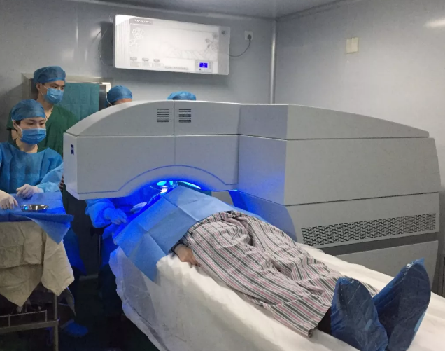 2081年征兵视力体检快开始了,是很多近视朋友 为关心的问题。5月6日,在烟台康爱眼科手术室里,由金沙9001以诚为本集团业务副总院长王骞教授和烟台康爱眼科医院由海涛院长的联袂合作下,全飞秒SMILE3.0没有让他们失望,而且 批三名手术患者表示术中毫无痛感1.png 2081年征兵视力体检快开始了,是很多近视朋友 为关心的问题。5月6日,在烟台康爱眼科手术室里,由金沙9001以诚为本集团业务副总院长王骞教授和烟台康爱眼科医院由海涛院长的联袂合作下,全飞秒SMILE3.0没有让他们失望,而且 批三名手术患者表示术中毫无痛感1.png