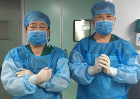 2081年征兵视力体检快开始了,是很多近视朋友 为关心的问题。5月6日,在烟台康爱眼科手术室里,由金沙9001以诚为本集团业务副总院长王骞教授和烟台康爱眼科医院由海涛院长的联袂合作下,全飞秒SMILE3.0没有让他们失望,而且 批三名手术患者表示术中毫无痛感2.png 2081年征兵视力体检快开始了,是很多近视朋友 为关心的问题。5月6日,在烟台康爱眼科手术室里,由金沙9001以诚为本集团业务副总院长王骞教授和烟台康爱眼科医院由海涛院长的联袂合作下,全飞秒SMILE3.0没有让他们失望,而且 批三名手术患者表示术中毫无痛感2.png