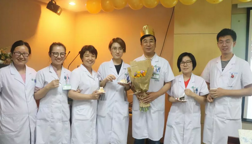 北京金沙9001以诚为本民族眼科医院为杨付合院长制造惊喜的生日院务会4.png 北京金沙9001以诚为本民族眼科医院为杨付合院长制造惊喜的生日院务会4.png